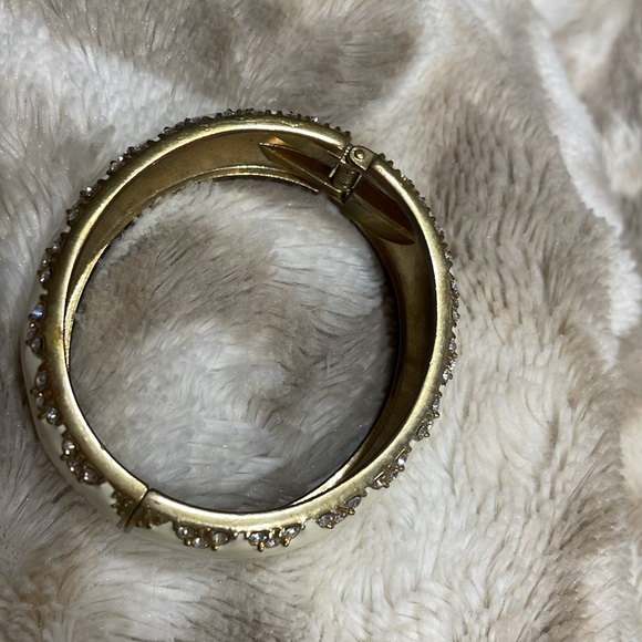 White/cream enamel bracelet with crystals. - Picture 2 of 7